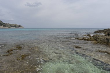 Mallorca adasında Akdeniz'in turkuaz tonları ile sakin deniz, mavi su dokusu, İspanya