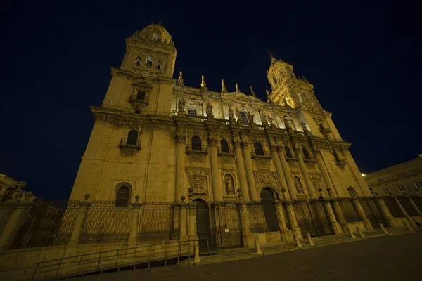 夜に照らされたヤン大聖堂 スペインのヤーン市の空の通りを持つ夏のイメージ — ストック写真