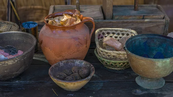 在西班牙的中世纪博览会上 用彩色染料在锅里手工染色织物和羊毛 — 图库照片