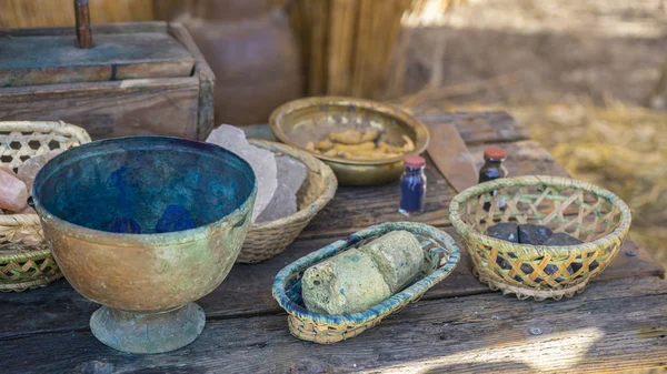 Utensílios Tingimento Artesanal Tecidos Caldeirão Com Corantes Coloridos Uma Feira — Fotografia de Stock