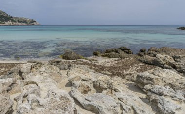 Mallorca, Akdeniz'de sakin turkuaz sular, sakin bir duygu ile tatil sahneleri