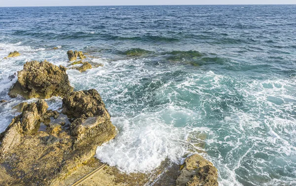 Klif Lato Nad Morzem Śródziemnym Silne Fale Zerwania Skał Zostawić — Zdjęcie stockowe