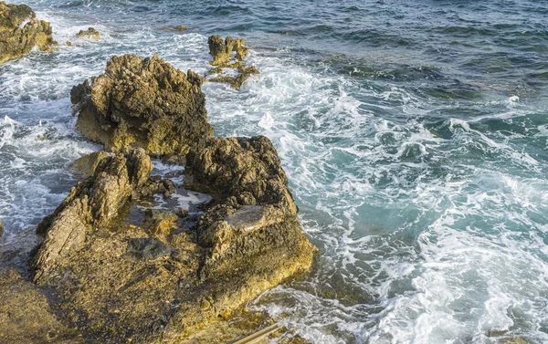 Podróże Letni Klif Obok Morza Śródziemnego Silne Fale Przerwy Skałami — Zdjęcie stockowe