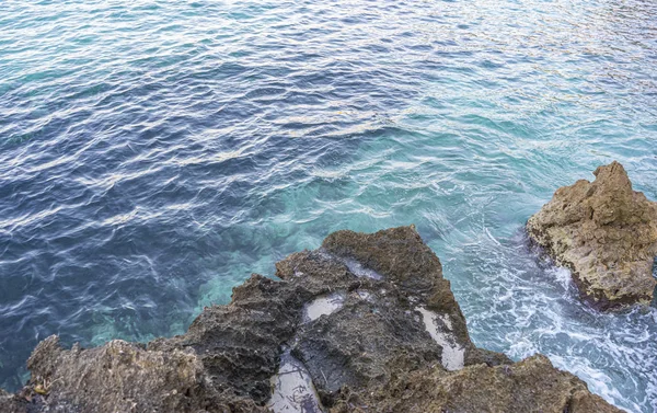 Călătorie Stâncă Vară Lângă Marea Mediterană Valuri Puternice Sparg Rocile — Fotografie, imagine de stoc