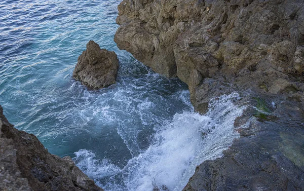 Καλοκαίρι Βράχο Δίπλα Στη Μεσόγειο Θάλασσα Ισχυρά Κύματα Σπάσει Βράχια — Φωτογραφία Αρχείου