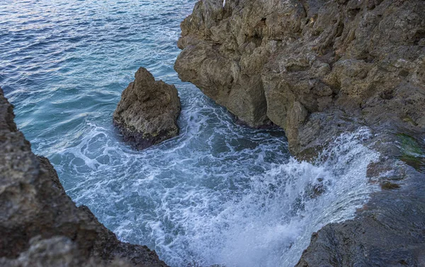 Penhasco Verão Lado Mar Mediterrâneo Ondas Fortes Rompem Com Rochas — Fotografia de Stock