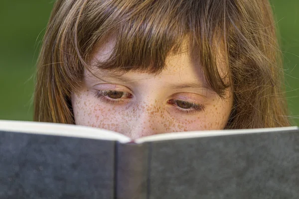Het Bestuderen Van Roodharige Meisje Een Boek Lezen Een Park — Stockfoto