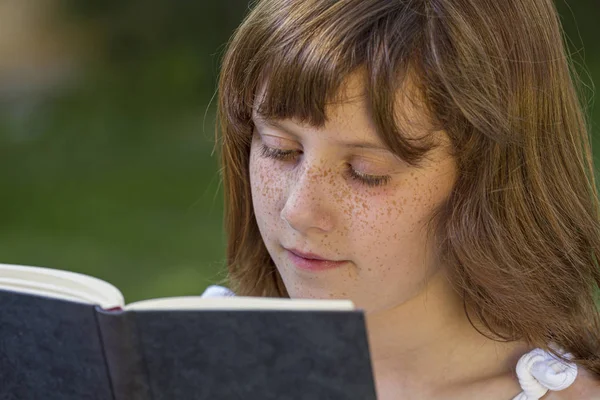 Rousse Fille Lecture Livre Dans Parc Avec Belle Herbe Verte — Photo