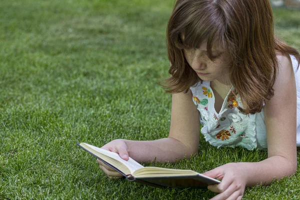Redhead Girl Reading Book Park Nice Green Grass Nature Healthy — Stock Photo, Image