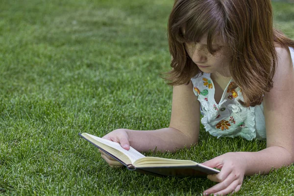 Leren Redhead Girl Een Boek Lezen Een Park Met Mooi — Stockfoto