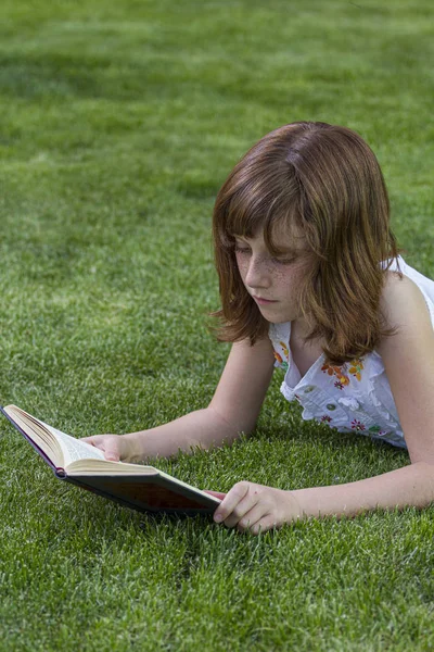 Menina Ruiva Lendo Livro Parque Com Grama Verde Agradável Natureza — Fotografia de Stock