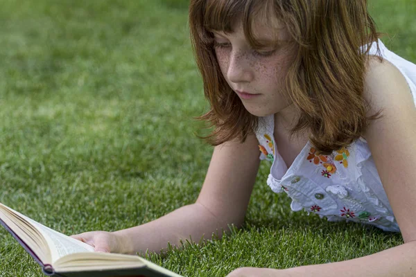 Ruda Dziewczyna Czytając Książkę Parku Miłą Zieloną Trawą Naturą Zdrowym — Zdjęcie stockowe