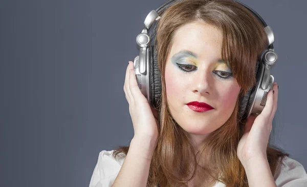 Tiener Redhead Meisje Luisteren Naar Muziek Een Platte Grijze Achtergrond — Stockfoto