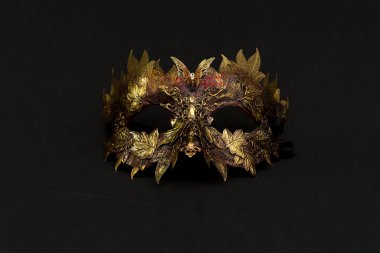 lüks, yaprak şeklinde metalik parçalar ile altın ve kırmızı Venedik maskesi. orijinal ve benzersiz tasarım, el yapımı el sanatları