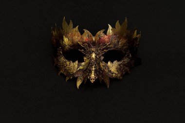 Yaprak şeklinde metalik parçalar ile altın ve kırmızı Venedik maskesi. orijinal ve benzersiz tasarım, el yapımı el sanatları