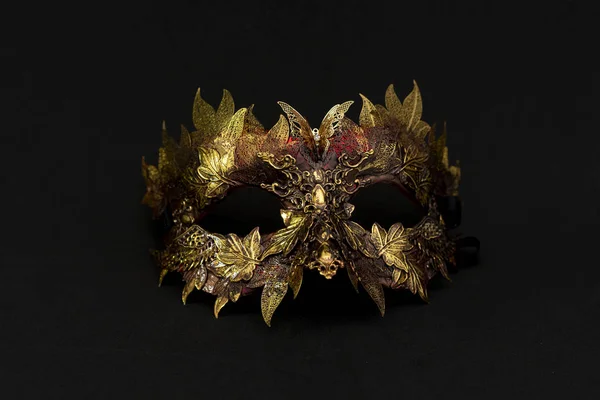 Cosplay Βενετσιάνικη Μάσκα Χρυσό Και Κόκκινο Μεταλλικά Κομμάτια Μορφή Φύλλων — Φωτογραφία Αρχείου