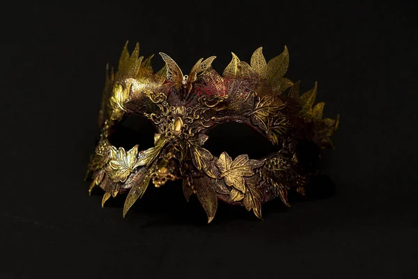 Wenecka Maska Kolorze Złotym Czerwonym Metalowymi Kawałkami Postaci Liści Oryginalny — Zdjęcie stockowe