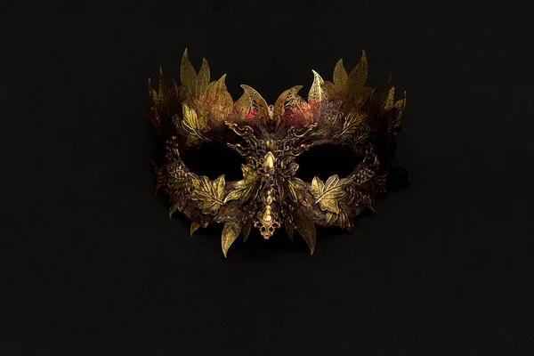 葉の形で金属片と金と赤のベネチアマスク オリジナルでユニークなデザイン 手作りの工芸品 — ストック写真