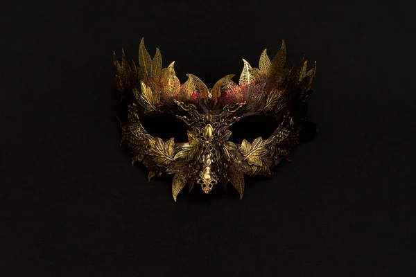 Cosplay 威尼斯面具在黄金和红色与金属片的形式叶子 原创和独特的设计 手工工艺 — 图库照片