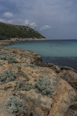 Akdeniz Mallorca İspanyol adasıkayalara çarparak, İbiza, İspanya.