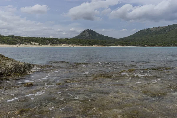 Mar Mediterrâneo Batendo Contra Rochas Ilha Espanhola Maiorca Ibiza Espanha — Fotografia de Stock