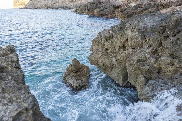 Ταξίδι Καλοκαίρι Μεσόγειο Θάλασσα Συντρίβεται Στα Βράχια Του Ισπανικού Νησιού — Φωτογραφία Αρχείου