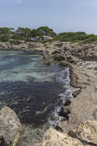 Mar Mediterrâneo Batendo Contra Rochas Ilha Espanhola Maiorca Ibiza Espanha — Fotografia de Stock