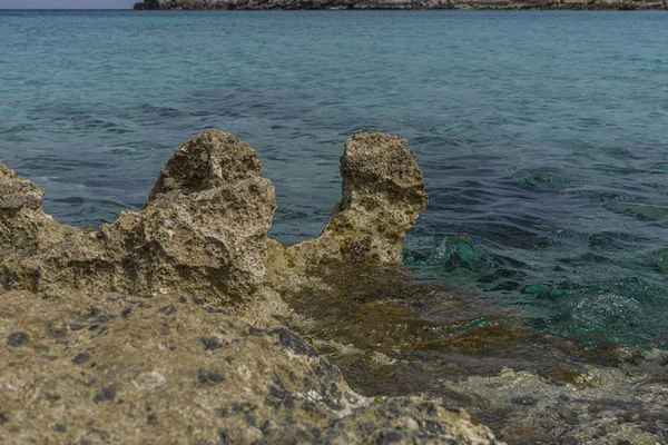 Mar Mediterrâneo Batendo Contra Rochas Ilha Espanhola Maiorca Ibiza Espanha — Fotografia de Stock