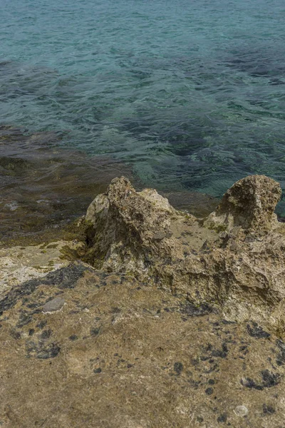 旅行の夏 地中海はマヨルカ島 イビサ島 スペインの岩に衝突 — ストック写真