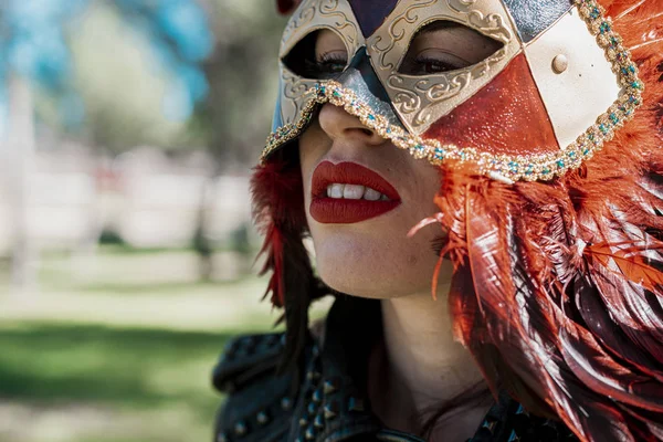 Mulher Ruiva Com Máscara Estilo Veneziano Com Penas Vermelhas Peças — Fotografia de Stock