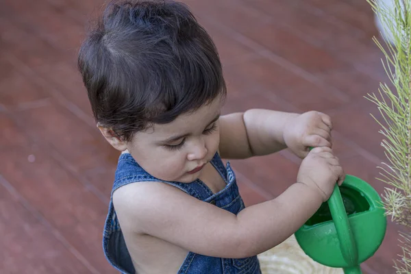 Pequeño Jardinero Jardín Una Casa Con Una Pequeña Regadera Verde — Foto de Stock