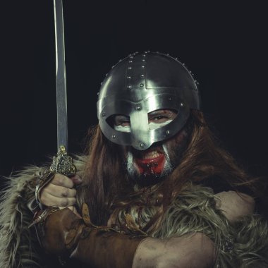 Kılıç ve vahşi derileri ile Viking İskandinav savaşçı. deri ve önlük tulum, metal kask