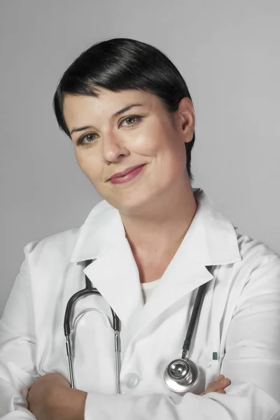 白いコートの魅力的な若い女性医師の肖像画 笑顔の医療女性医師 白地に隔離された — ストック写真