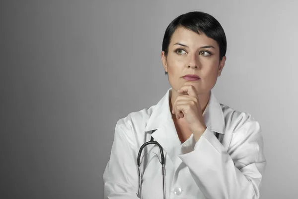 Retrato Uma Jovem Médica Atraente Casaco Branco Médica Sorridente Isolado — Fotografia de Stock