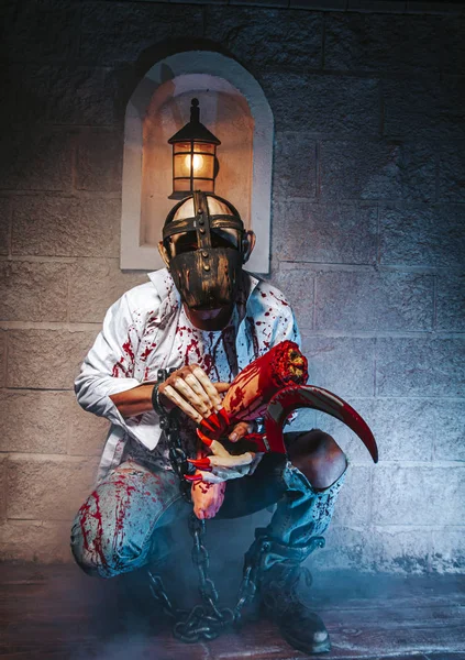 Disfraz Halloween Hombre Encadenado Con Sangre Cuchillo Zombie Hombre Muerte —  Fotos de Stock