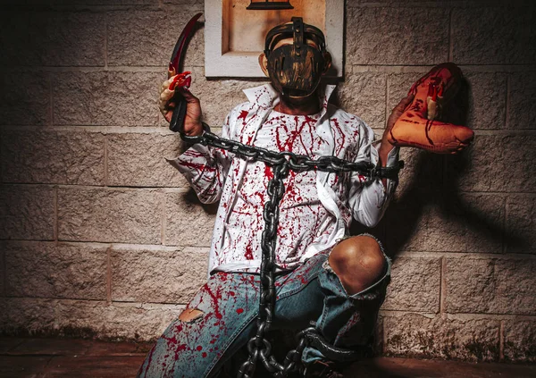 Halloween Traje Homem Acorrentado Com Sangue Faca Homem Zumbi Morte — Fotografia de Stock