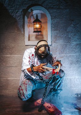 cadılar bayramı kostümü, Adam kan ve bıçak ile zincirli, Zombi adam ölüm hayalet korku drenaj el kan cilt cehennemde korkunç korku karanlık ve kabus arka plan çığlık cadılar bayramı festivali kavramı canavar şeytan