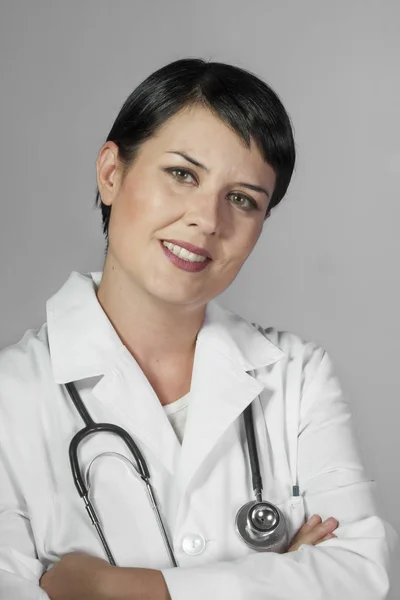 一个穿着白衣的年轻貌美的女医生的画像 微笑的女医生 在白色背景下被隔离 — 图库照片
