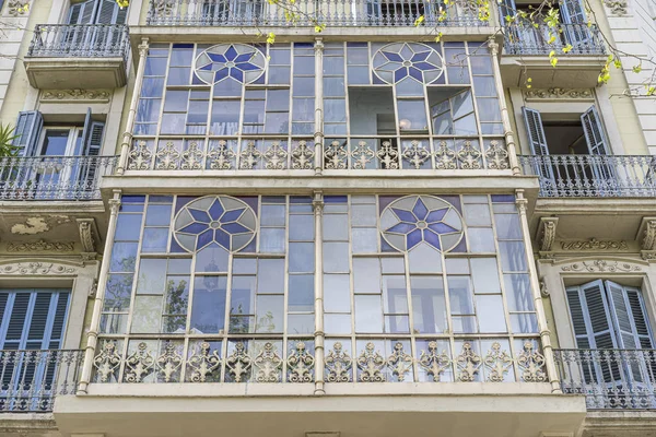 vitray, Cepheler ve Barselona, İspanya eski şehir geleneksel mimarisi ile cam balkon