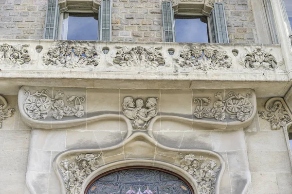 Резной Камень Цветами Скульптурами Фасады Традиционная Архитектура Старом Городе Барселоны — стоковое фото
