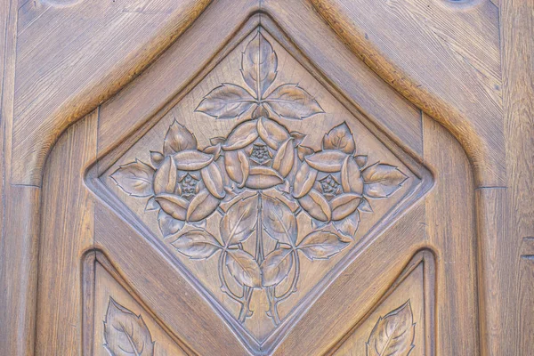Деревянная Дверь Вырезанная Цветами Фасадами Традиционной Архитектурой Старом Городе Барселоны — стоковое фото