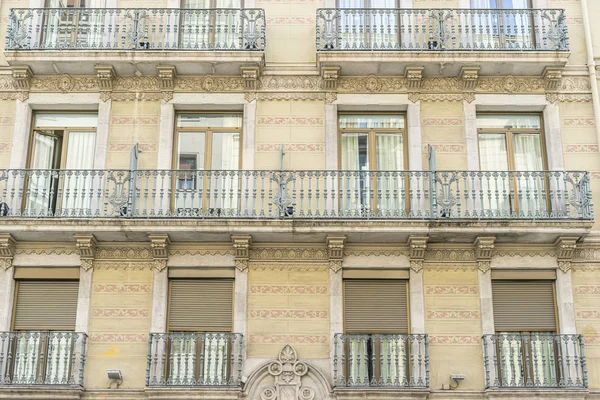 バルセロナ スペインの旧市街のファサードと伝統的な建築 — ストック写真