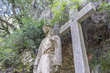 İsa Mesih haç, Barselona Montserrat manastırında taştan yapılmış haç İsa'nın heykeli, İspanya