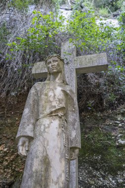 İsa Mesih haç, Barselona Montserrat manastırında taştan yapılmış haç İsa'nın heykeli, İspanya