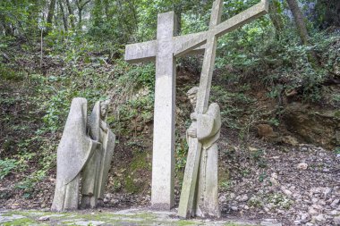 Barselona Montserrat manastırında taştan yapılan haç İsa heykeli, İspanya