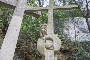 Katolik, Barselona Montserrat manastırında taştan yapılmış haç İsa heykeli, İspanya