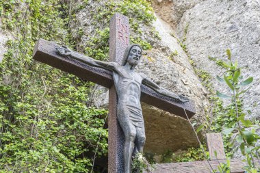 Katolik, Barselona Montserrat manastırında taştan yapılmış haç İsa heykeli, İspanya