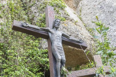 Calvary, Barselona Montserrat manastırında taştan yapılmış haç İsa heykeli, İspanya