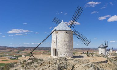 yel değirmenleri Toledo şehrinde Consuegra, buğday ve arpa tahıl öğütmek için kullanılmıştır