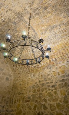 Toledo, İspanya'da bir ortaçağ kalesinin iç. Taş odalar ile